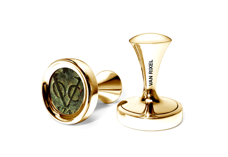 Een paar luxe, hoogwaardige, exclusieve en handgemaakte High End manchetknopen in 18 kt Geelgoud met koperen VOC Duit - MII